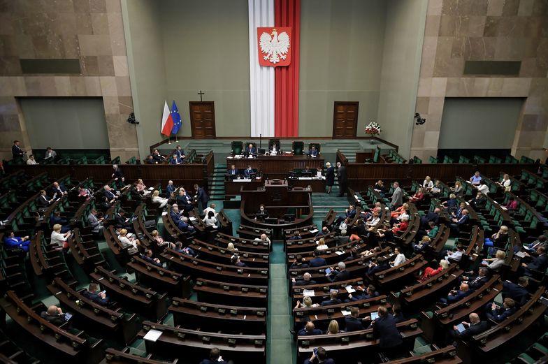 Sejm odrzuca senackie poprawki do bonu turystycznego.