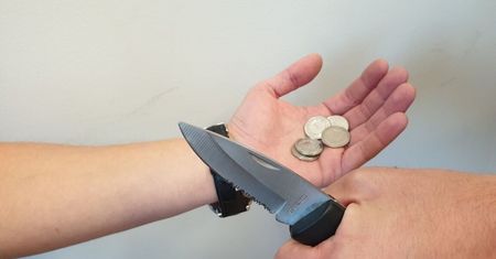 Chciał 5 zł na alkohol. Po chwili wyciągnął scyzoryk. O krok od tragedii