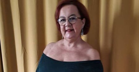 Efektowna sukienka uczestniczki "Gogglebox". Dekolt Izabeli Zeiske robi wrażenie