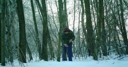 Mężczyzna nakryty w lesie. Wszystko nagrała fotopułapka