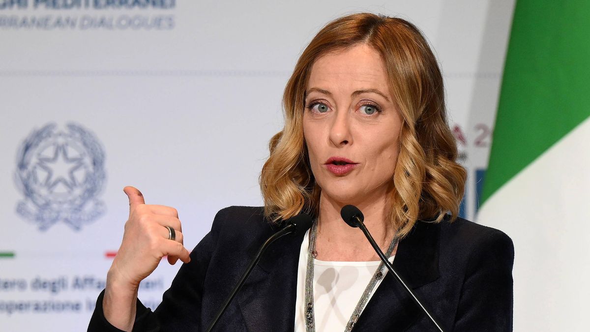 10th edition of the MED Mediterranean Dialogues Conference in Rome
epa11743490 Italian Prime Minister Giorgia Meloni delivers a speech during the Rome Med - Mediterranean Dialogues conference in Rome, Italy, 27 November 2024. The MED conference is held in Rome from 25 until 27 November for high-level discussions on the most critical issues affecting the wider Mediterranean.  EPA/ETTORE FERRARI 
Dostawca: PAP/EPA.
ETTORE FERRARI
hall, indoor, official, podium, microphone