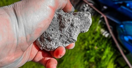 Zabrze. Nieoczekiwane zakończenie spaceru z psem. Zniszczone trzy samochody