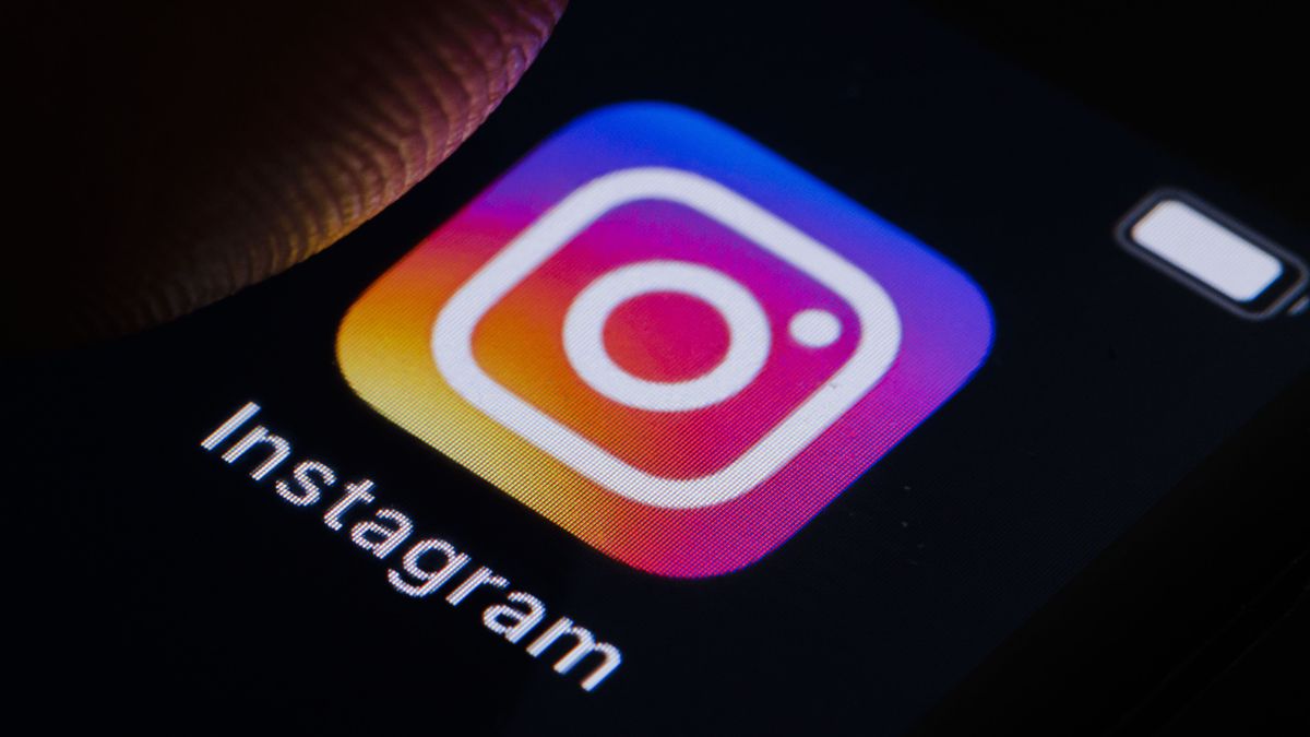 BERLIN, GERMANY - MARCH 10: In this photo illustration the logo of Instagram can be seen on a smartphone on March 10, 2022 in Berlin, Germany. (Photo Illustration by Thomas Trutschel/Photothek via Getty Images)