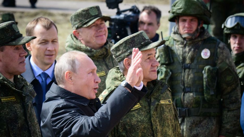 W?adimir Putin na manewrach Wostok 2018Russian Presidnt Vladimir Putin, accompanied by Defence Minister Sergei Shoigu, waves to the guests of the parade at the end of the day of the Vostok-2018 (East-2018) military drills at Tsugol training ground not far from the borders with China and Mongolia in Siberia, on September 13, 2018. (Photo by MLADEN ANTONOV / AFP)MLADEN ANTONOV