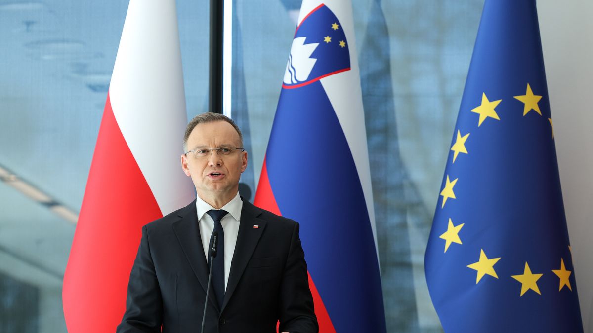Brdo pri Kranju, Słowenia, 20.03.2024. Prezydent RP Andrzej Duda podczas wspólnego z Prezydent Słowenii Nataszą Pirc Musar spotkania z mediami po zakończeniu rozmów delegacji obu krajów na zamku w miejscowości Brdo pri Kranju, 20 bm. Polska para prezydencka przebywa z trzydniową wizytą w Słowenii. (jm) PAP/Paweł Supernak