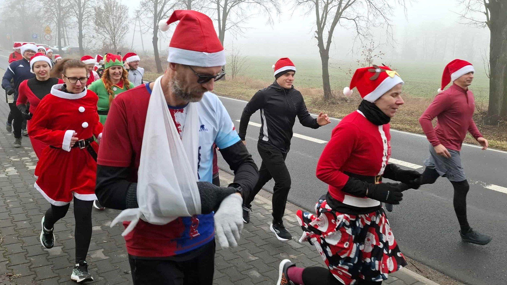 Pierwszy Bieg Mikołajkowy w Przeciszowie cieszył się dużym zainteresowaniem mieszkańców