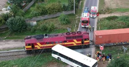 Wielkopolska. Pociąg wjechał w autobus. Ranne dzieci