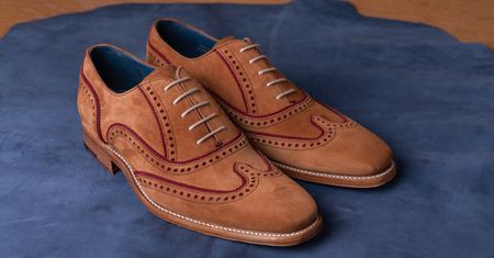 Zamszowa elegancja. Fokus na eleganckie buty o matowej powierzchni