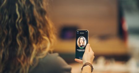 Policjantom z USA zakazano patrzeć na iPhone'y od frontu. Powodem są zabezpieczenia Face ID