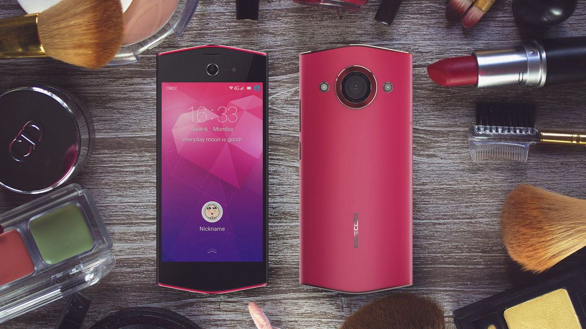 Dziwaczny wygląd, flash do selfie i antybakteryjne właściwości. Według tej firmy to idealny smartfon dla kobiet 1