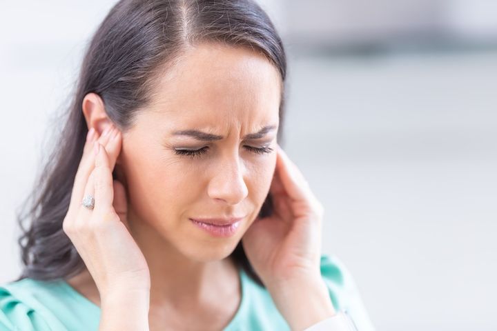 Szumy uszne to dokuczliwe schorzenie, które może wystąpić w każdym wieku