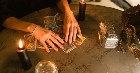 Tarot zamiast peelingu? Branża beauty liczy pandemiczne straty, a ezoteryczna zyski
