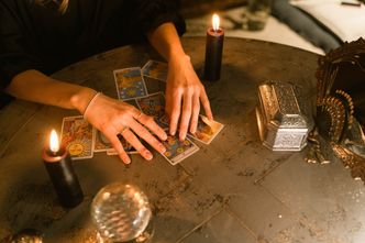 Tarot zamiast peelingu? Branża beauty liczy pandemiczne straty, a ezoteryczna zyski