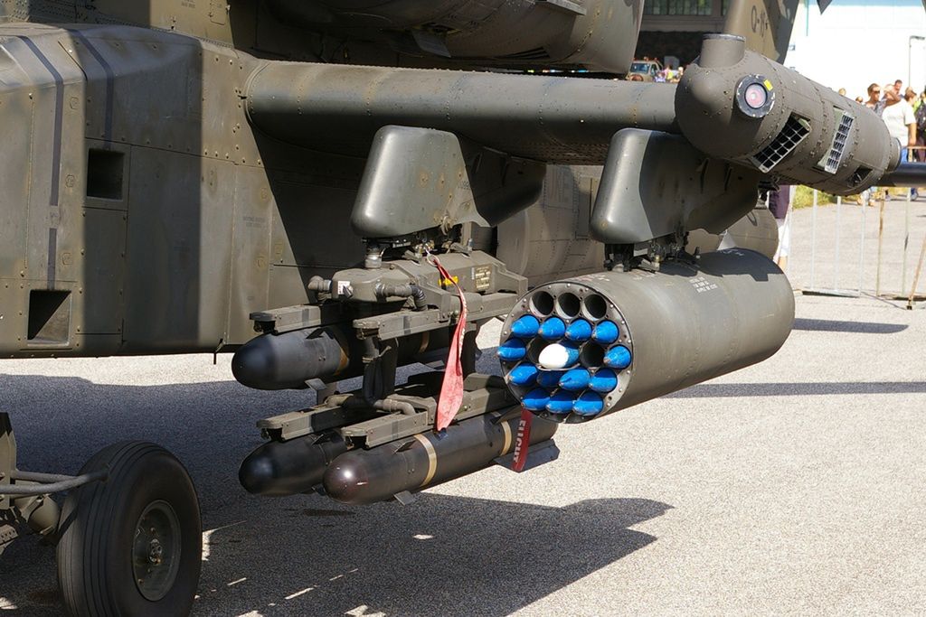 Apache mogą przenosić maksymalnie 16 pocisków Hellfire różnych wersji