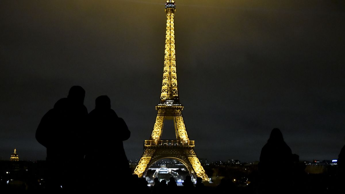 PARIS, FRANCE - JANUARY 23: General view of tourists in front of the Eiffel Tower on January 23, 2024 in Paris, France. Paris is the capital and most populous city of France, capital of the Île-de-France region. With a population of 2,229,095 inhabitants it is the fifth most populous municipality in the European Union. However, the urban extension of the French capital is much larger than its municipal territory: its metropolitan area, also called "Greater Paris". The city is located in northern France, on a bend of the Seine, a very favorable position as it is a fundamental transport and traffic hub on the European continent. Indeed, Paris' position at the center of the main land and river trade routes allowed it to become one of the most influential cities in France starting from the 10th century, with the construction of royal palaces, rich abbeys and the famous Notre-Dame cathedral. (Photo by Stefano Guidi/Getty Images)