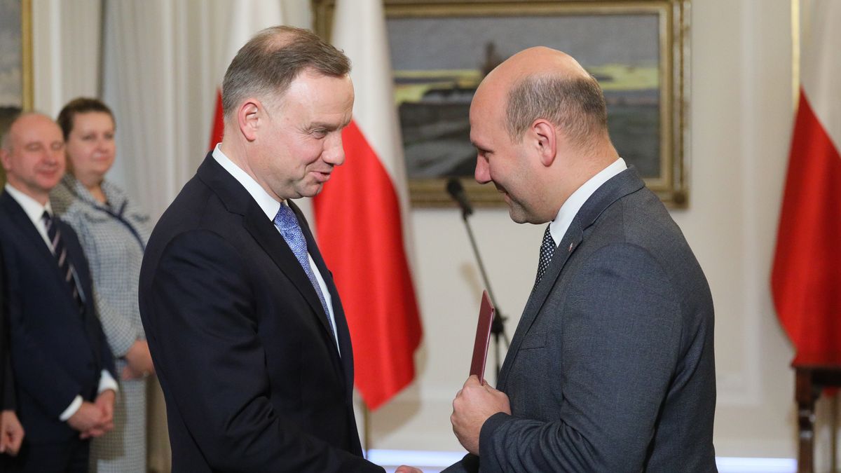Na zdjęciu prezydent Andrzej Duda wręczający nominację Szymonowi Szynkowskiemu vel Sękowi