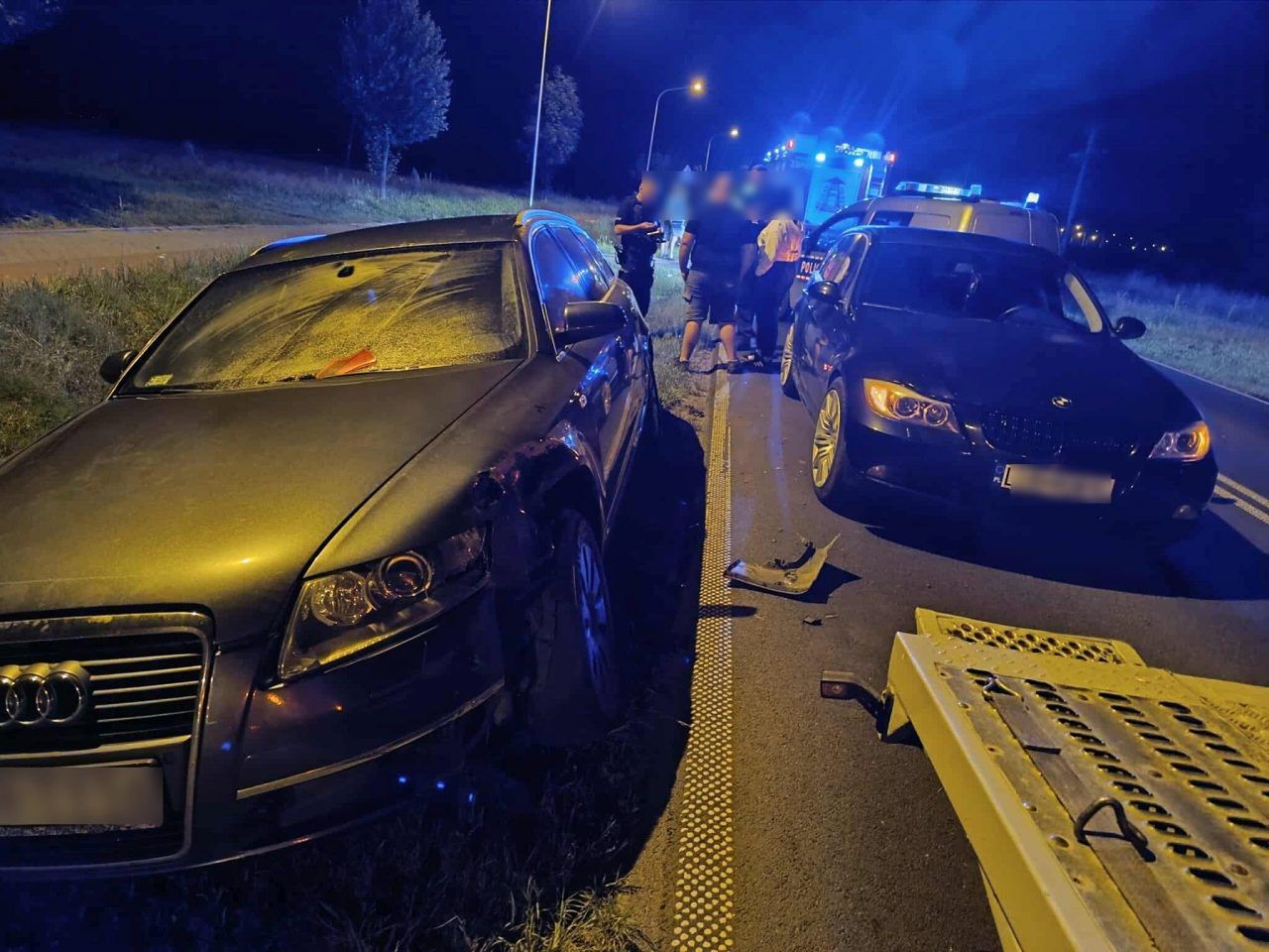 Wjechał w BMW, wraz z pasażerem rzucili się do ucieczki. Wcześniej zajeżdżali drogę innym autom (zdjęcia)