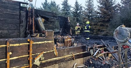 Pożar drewnianego domu w Kuzawce. Ojciec i syn nie żyją