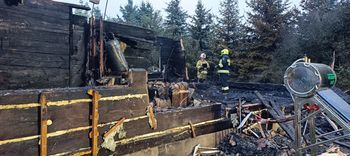 Pożar drewnianego domu w Kuzawce. Ojciec i syn nie żyją