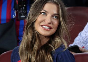 Wskoczyła w zmysłowy gorset. Ale spójrzcie też na spodnie