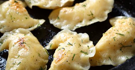 Pierogi odgrzewam tylko w ten sposób. Wychodzą chrupiące i złociste