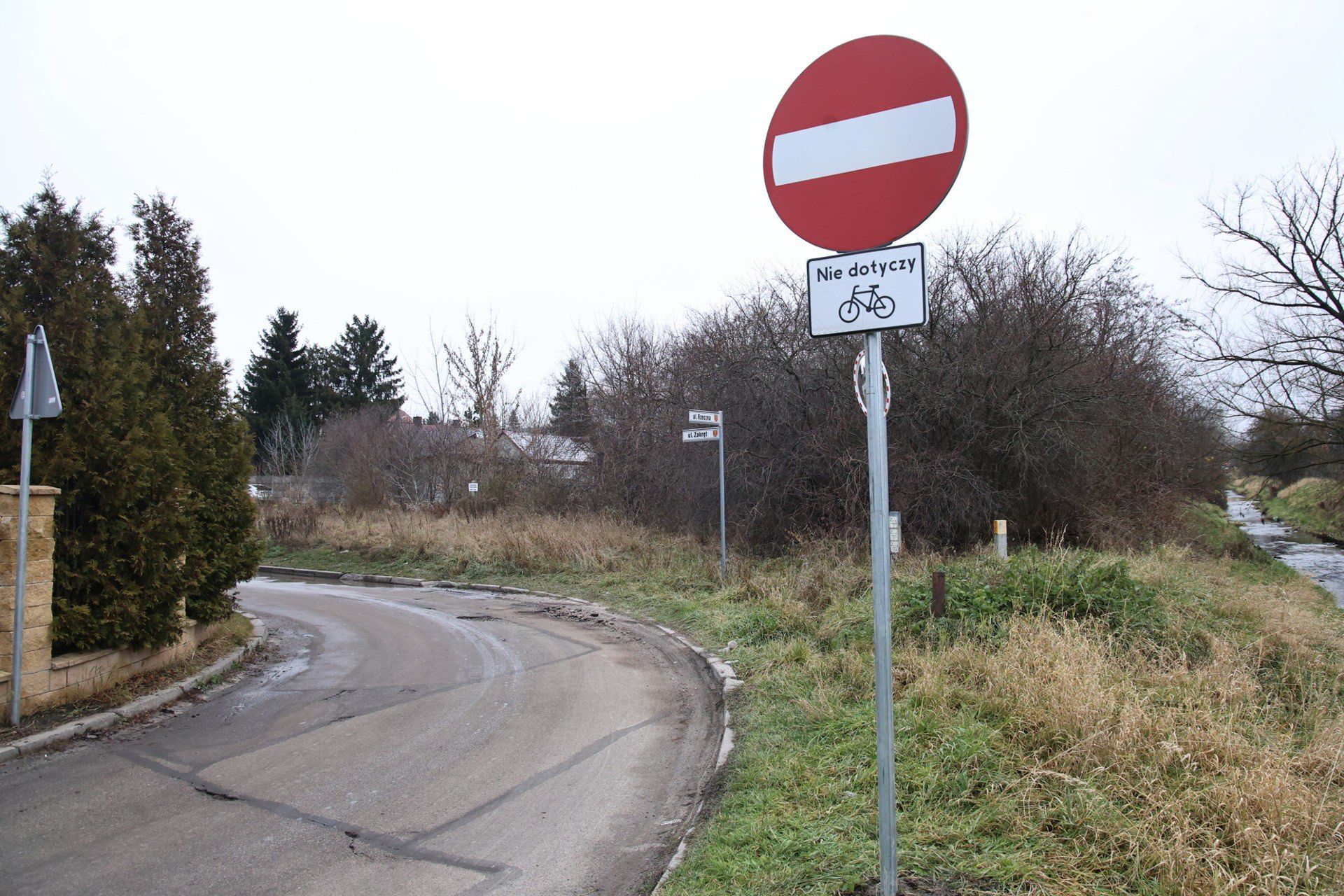 Tym samym nie jest możliwy wjazd w ulicę Zakręt od strony ulicy Rzecznej, gdzie obowiązywał będzie zakaz wjazdu. Zakaz ten nie dotyczy rowerów.