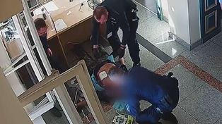 Legnica: Mężczyzna nagle stracił przytomność w budynku sądu. Policjanci rozpoczęli dramatyczną walkę o jego życie