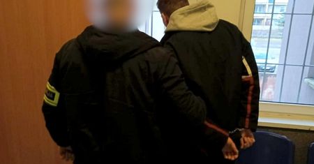 Bydgoski patostreamer zatrzymany – skakał po aucie na oczach widzów