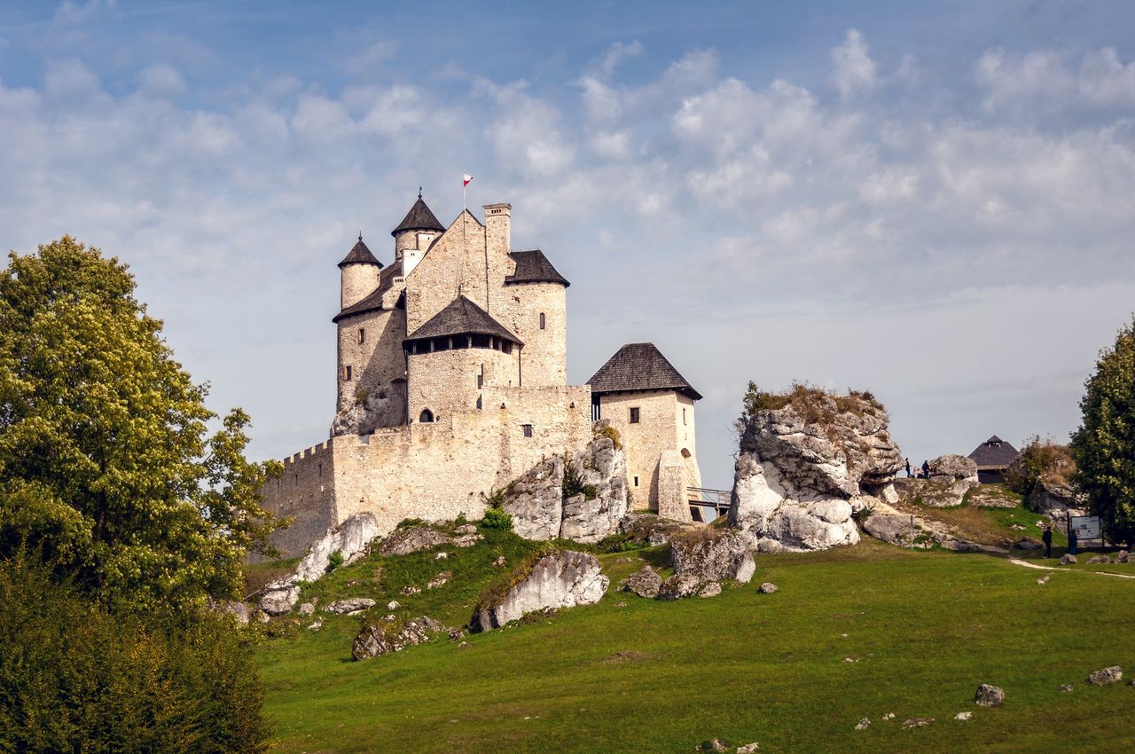 Zamek w Bobolicach został odbudowany w ramach całkowicie prywatnej inicjatywy Jarosława Wacława Laseckiego