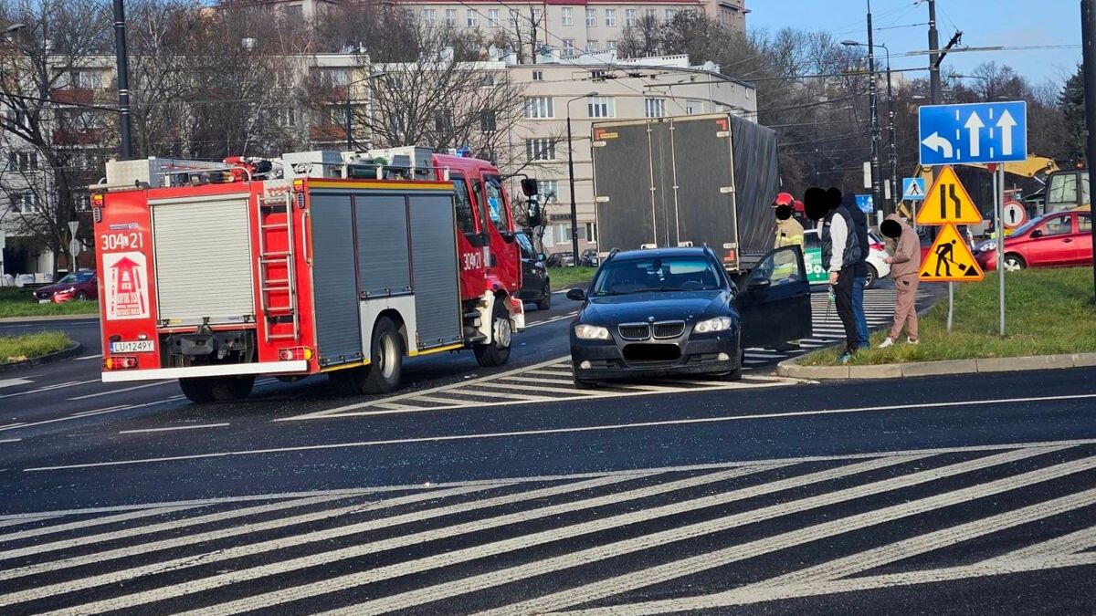 Zderzenie BMW z dostawczym mercedesem na rondzie Mohyły