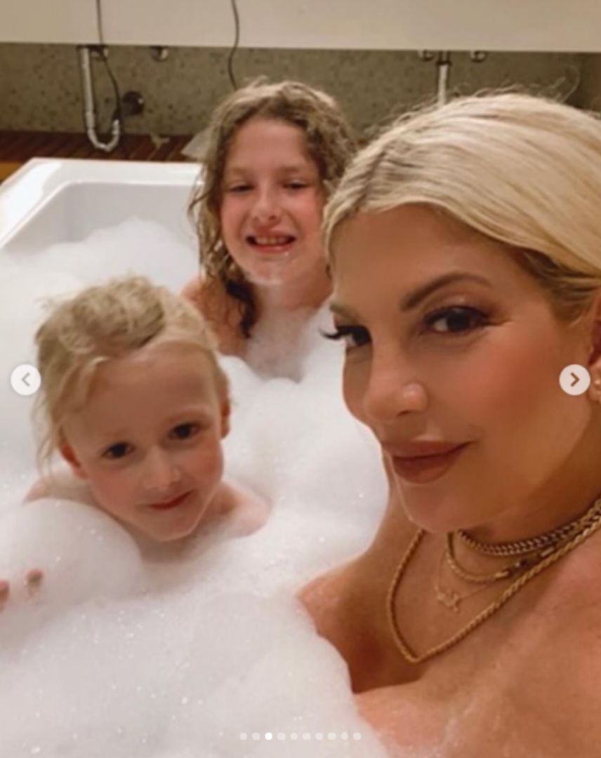Wśród zamieszczonych na Instagramie przez Tori Spelling  rodzinnych obrazów,  znalazło się także selfie zrobione w wannie