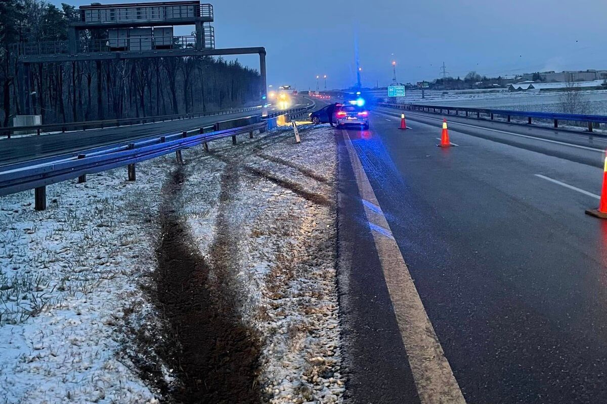 Fiat uderzył w bariery na obwodnicy Lublina