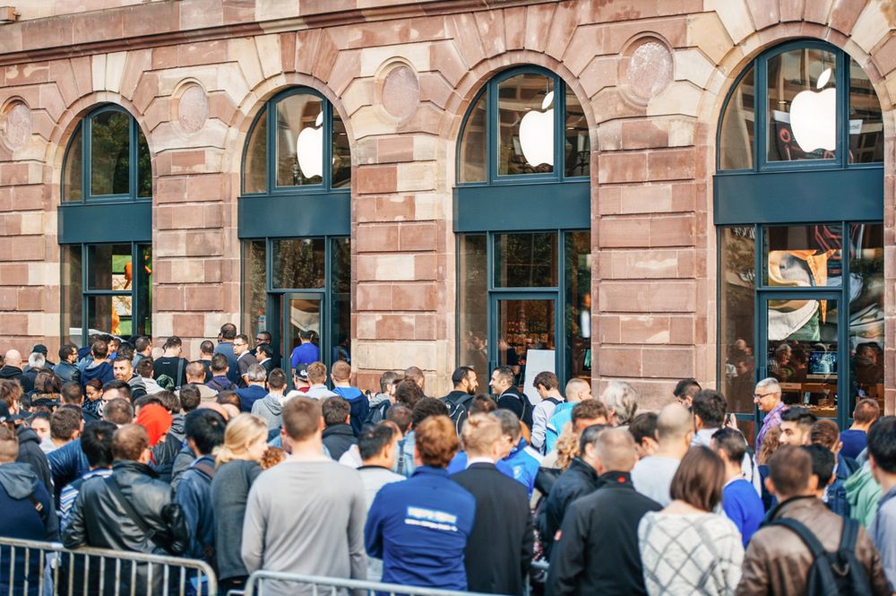 Śmiejesz się z wyjeżdżających po nowego iPhone'a? Nawet nie wiesz, ile osób obrażasz 5