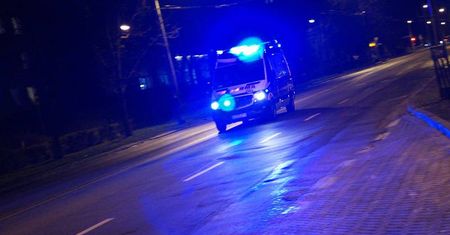 Pijana matka leżała na chodniku, obok stał jej synek. Zareagował przechodzący mężczyzna