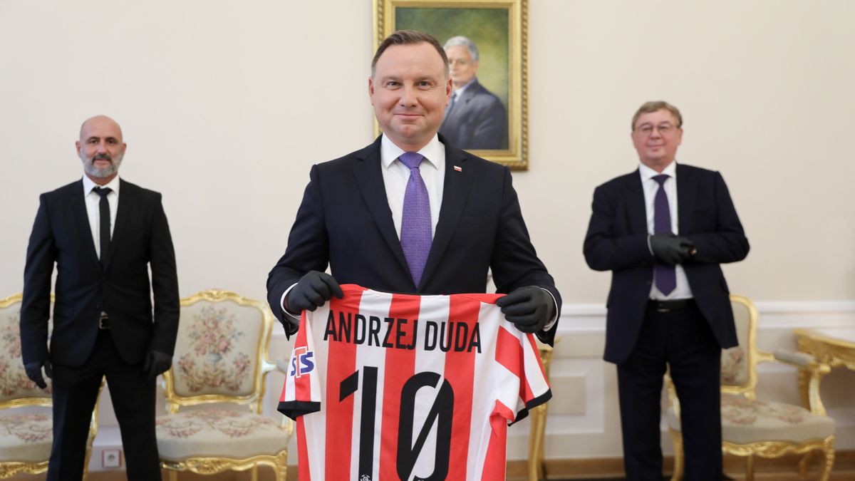 Przydent RP Andrzej Duda dostał koszulkę Cracovii