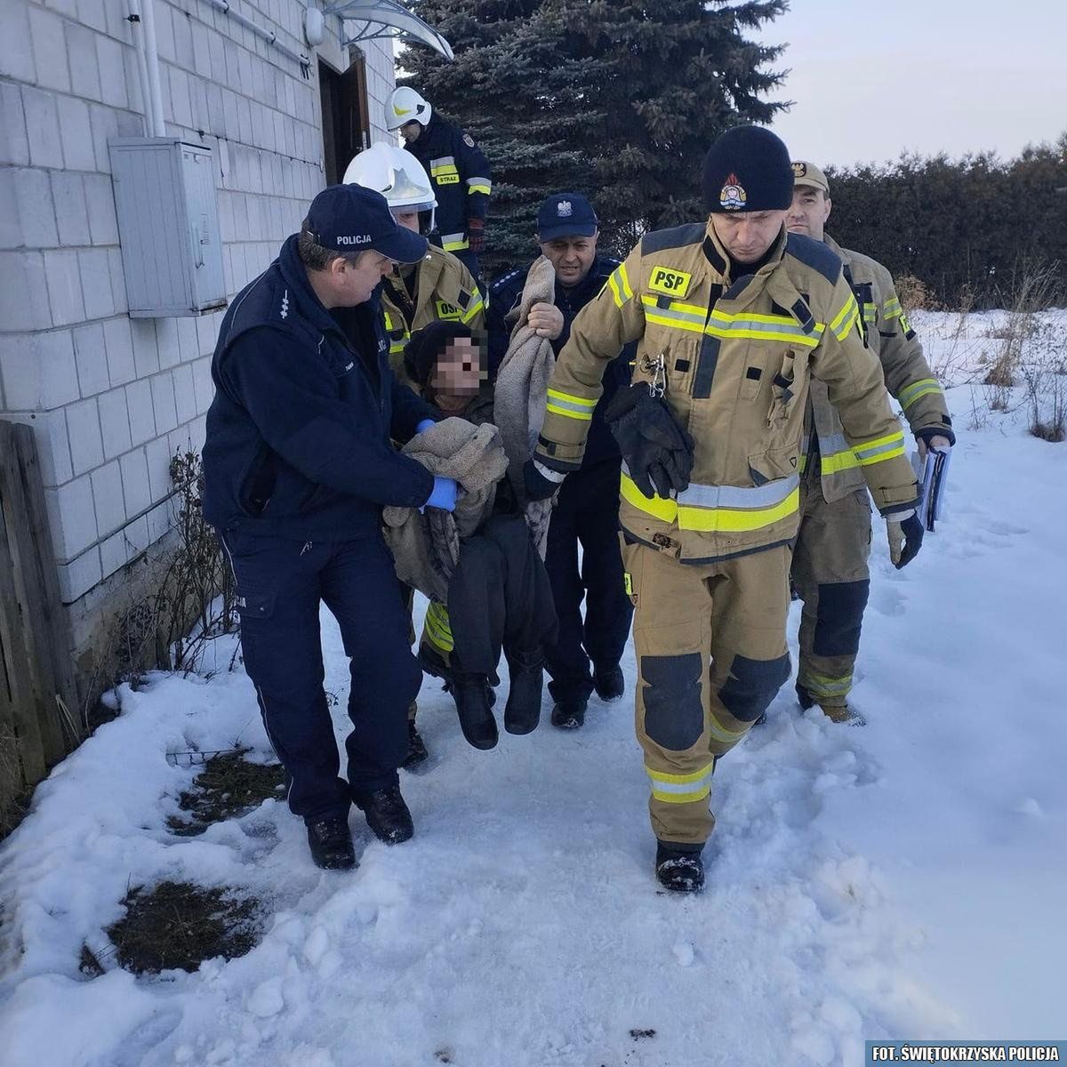 Policjanci z Kunowa uratowali seniorkę przed wychłodzeniem. W domu stała woda, nie było ogrzewania