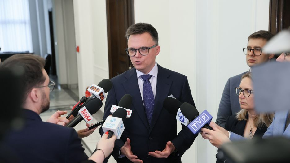 Warszawa, 10.05.2024. Marszałek Sejmu Szymon Hołownia (C) udziela wywiadu po spotkaniu z liderami manifestacji pod hasłem "Precz z Zielonym Ładem" w Sejmie w Warszawie, 10 bm. Ogranizatorami przemarszu są NSZZ "Solidarność" oraz NSZZ Rolników Indywidualnych "Solidarność". (ad) PAP/Leszek Szymański