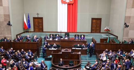Wzrosty poparcia w sondażu. Tylko jedna partia traci