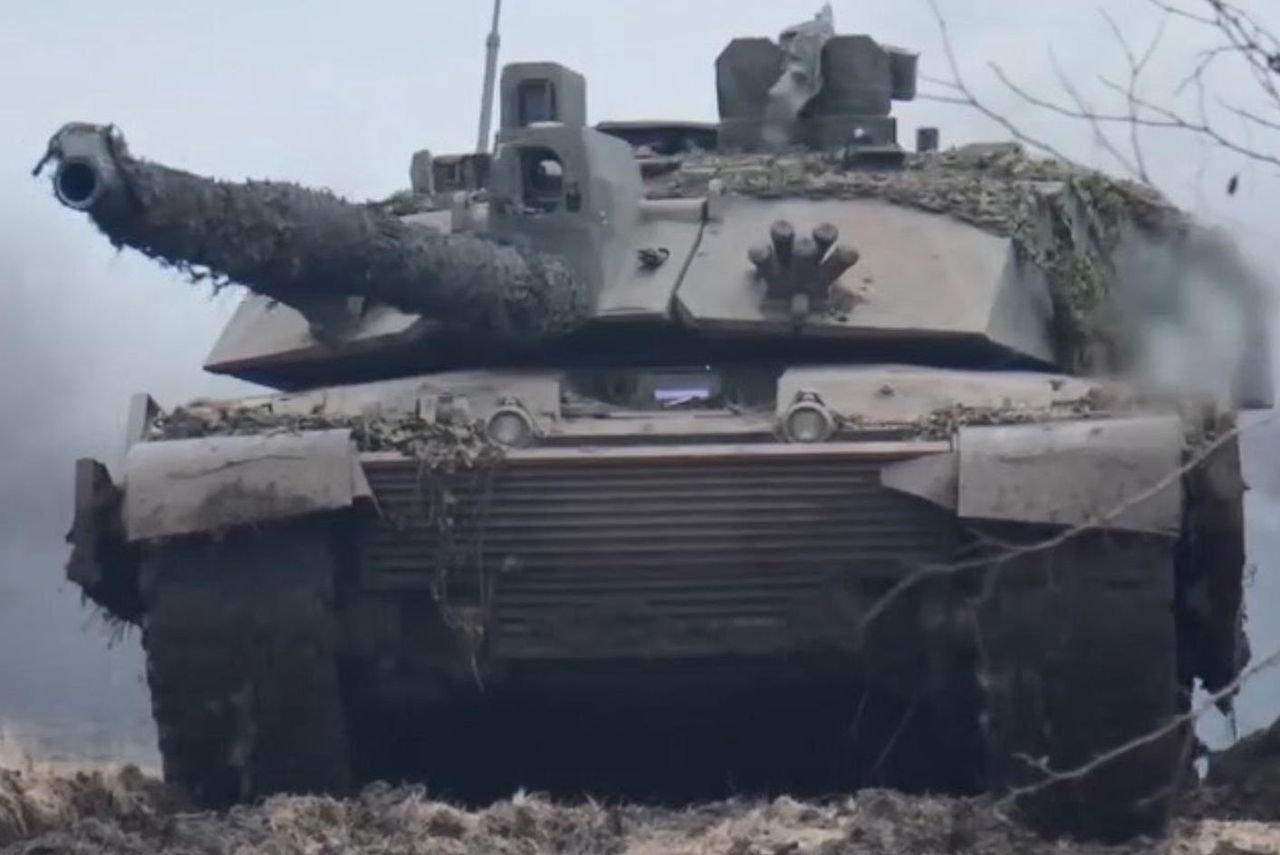 Problemy Ukraińców. Brytyjski czołg tonie w błocie