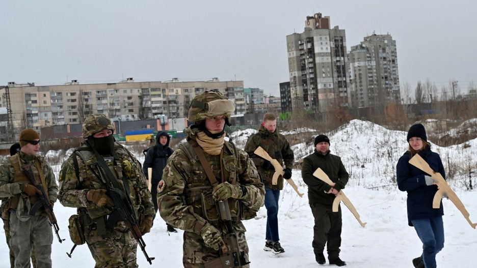 Treningi wojskowe dla ludno?ci cywilnej na UkrainieA military instructor teaches civilians holding wooden replicas of Kalashnikov rifles, as they take part in a training session at an abandoned factory in the Ukrainian capital of Kyiv on February 6, 2022. - Amid fears of a potential invasion by Russian troops massed on Ukraine's border, within the framework of the training there were classes on tactics, paramedics, training on the obstacle course. The training is conducted by instructors with combat experience, members of the movement "Total Resistance". Ukraine's presidency on February 06, insisted the chance of resolving soaring tensions with Russia through diplomacy remained greater than that of an attack, as the US warned Moscow was stepping up preparations for an invasion. "An honest assessment of the situation suggests that the chance of finding a diplomatic solution for de-escalation is still substantially higher than the threat of further escalation," said presidency advisor Mykhailo Podolyak in a statement. (Photo by Sergei SUPINSKY / AFP)SERGEI SUPINSKY