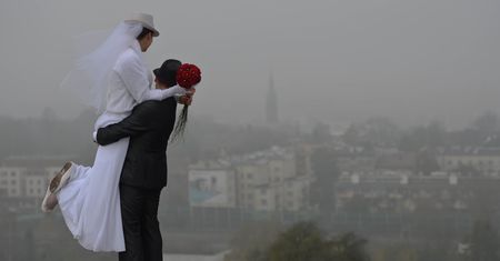 Coraz więcej małżeństw Polaków z cudzoziemcami. Kogo wybierają?