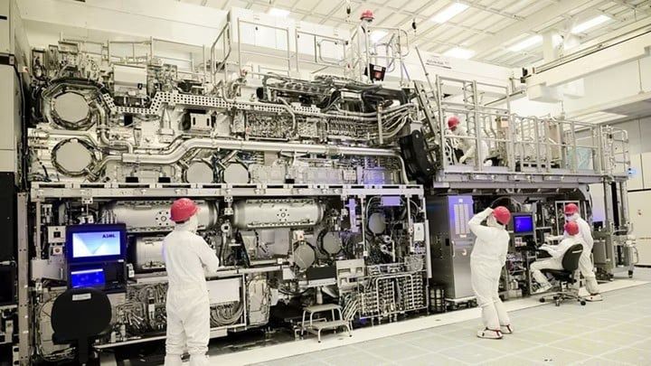 Źródło: Intel; materiały promocyjne - Najwięksi wrogowie łączą siły? AMD może produkować swoje procesory w fabrykach Intela - wiadomość - 2025-10-02