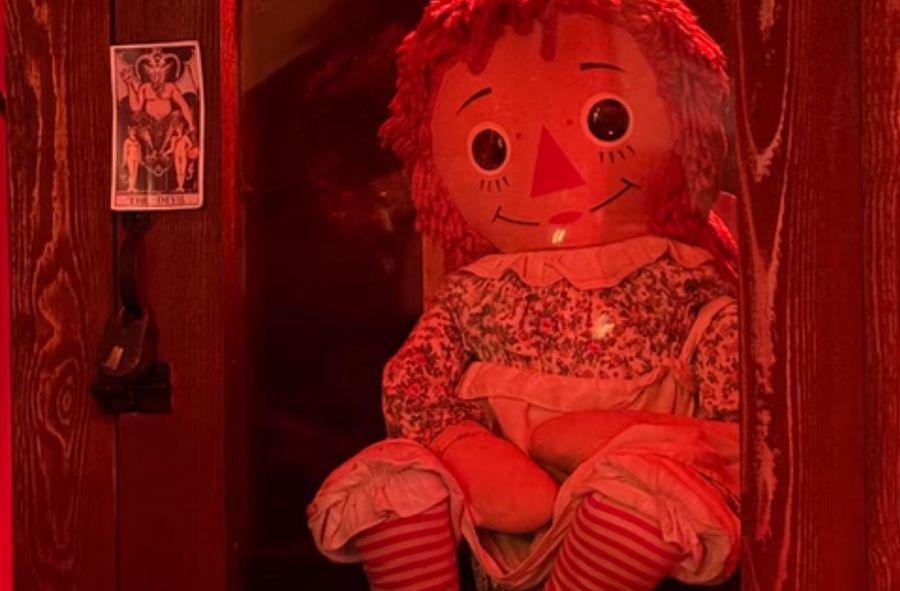 Lalka Anabelle wyruszyła w upiorne tour