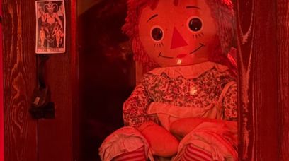 Lalka Anabelle wyruszyła w upiorne tour. Warrenowie ostrzegali, żeby jej nie ruszać