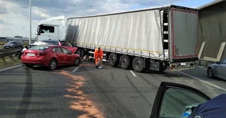 Wrocław. Fatalny wypadek na AOW. Zderzenie trzech ciężarówek i dwóch samochodów osobowych
