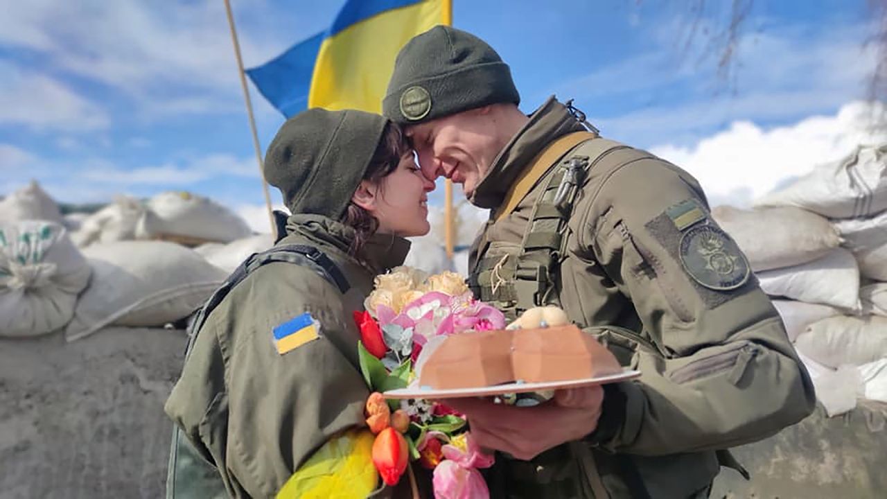 Wojna w Ukrainie: Miłość wszystko zwycięży. Wzięli ślub na froncie
