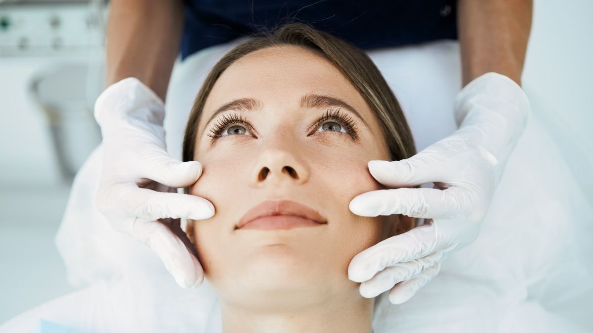 Cosmetologist preparing for facial treatments
Cosmetologist preparing to doing cosmetic facial treatments for the young woman
Nastasic