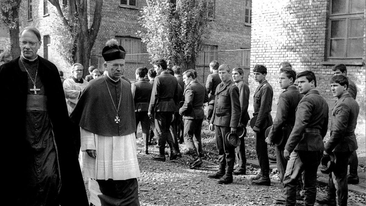 delegacja episkopatu Niemiec
Jerzy Ocho�ski
Auschwitz, biskupi, ksi�a, ob�z koncentracyjny, PRL, spotkanie, zag�ada, �o�nierze