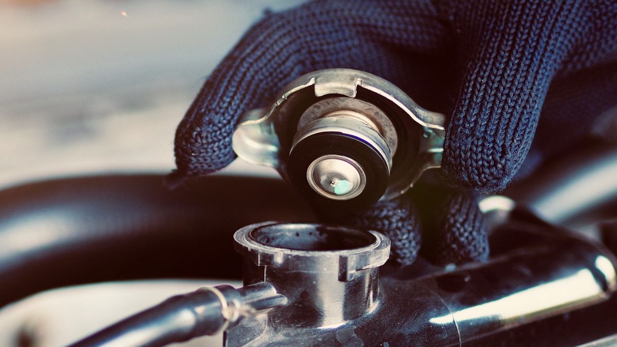 Płyn w układzie chłodzenia można wymienić samodzielnie. Wystarczy mieć chęci, czas i miejsce, w którym da się to zrobić.