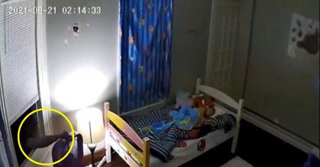 Kamera uchwyciła intruza. Wchodził przez okno do pokoju dziewczynek